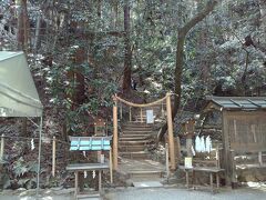 三輪山登拝口。
三輪山に登拝するには社務所の受付に申込書を提出し、登拝料300円を納めてタスキのような登拝証を受け取りそれを首にかけて登る。
詳細はこちらを
https://oomiwa.or.jp/jinja/miwayama/tohai/
撮影禁止なのでここから先の写真は一切無し。
11:10登拝開始、12:30頃頂上着、12:45下山開始、13:45頃登拝口着。
大体コースタイムの1.2～1.5倍かかる私の足で登り1:20、下り１H。
神聖なお山ということなのか、裸足で登る親子もいた。
山道はとてもきれいに清掃されており、本当に山自体が御神体であることを実感できる清々しさに満ちている。