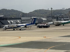 無事福岡空港に到着です。
風の影響なのか、
日田の方から回り込みました。
途中強風でＣＡも着席していて、
注意を促す厳しい放送もありました。
珍しいプロペラ機がいました。