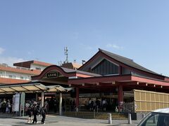 和風の駅舎です。