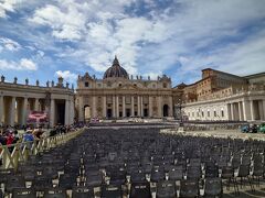 サン・ピエトロ大聖堂は外観からの見学のみ。入場も出来るんですが、今は入場までにどれほど時間がかかるか想像もつかないほど並ぶそうです。