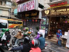 ツアーに参加される方々を迎えにまわりますが、旧市街は一方通行が多く、朝のラッシュも重なり道路は渋滞。でも、バスの中からそんな街の風景を見るのも楽しい♪