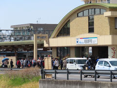 尾張瀬戸駅の駅前改札付近には「瀬戸線120周年モ900型デザイン」ミニ系統板マグネットを買い求める人達が並んでいました。