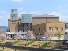 桜の花が咲く瀬戸川の対岸から会場の瀬戸蔵を望む。

<瀬戸蔵ミュージアムのHP>
https://www.setogura-museum.jp/museum/