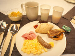 5時に起きちゃったので、持参したインスタント味噌汁とせんべいをつまみつつ日記書き。
団体さんは朝ごはんが8時から、と指定されておりまして。ん～…
シンプルめの朝ごはんです。ソーセージが美味しかった～。
ジュース用のコップとかヨーグルト用のカップが使い捨てのプラスチックというのは、ちっとナニだなあ。その方が安いとは思うんですけど。