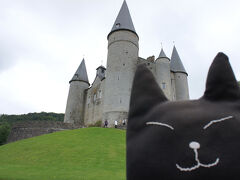 １時間ほど走って着いたのがこちらのお城。
「ここって、前に門のところまで来たお城だ！」
2011年のゴールデンウィークに写真ストップということで、こちらのヴェーヴ城に来てました。そうか、忘れてた～。童話の舞台に出てきそうな外観のお城ですねえ。