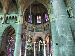 結局、ランチには1時間ちょっとかかったのかな。まあ、昼休み1時間、のんびり食べたと思えばそんなに時間がかかった！という感じでもないのかも、ですね。

観光の予定はなかったものの、帰り道だしということで、お隣りのノートルダム教会の中へ。
戦争ですごい被害を受けて、というような写真展示がありまして、第二次世界大戦の話かと思ったら100年前の第一次世界大戦の話でした。へ～