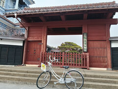 訪れたのは致道博物館
鶴岡公園の西隣に位置する、庄内藩主酒井家の御用屋敷地だった場所に立つ博物館です。
国指定重要文化財の旧西田川郡役所や、旧渋谷家住宅（多層民家）、旧鶴岡警察署庁舎など、貴重な歴史的建築物が移築されています。
さらに、東北では珍しい書院造の庭園である酒井氏庭園、庄内地方の生活文化を物語る資料を収蔵展示する重要有形民俗文化財収蔵庫など、鶴岡の歴史や文化を知る上で欠かせない場所です。