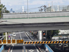 14:26　　同じく臨海部側を見ると・・・・奥に見える橋脚は
　　　　　横浜港をまたぐ横浜ベイブリッジ・・・・