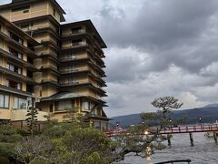 "かがり火" が灯り、良い感じになっていますね。もう少し辺りが暗くなると更に良い雰囲気になりそうですが、風が強いので風呂上がりでは湯冷めしそうです。