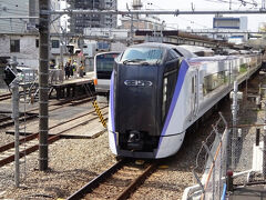 その「あずさ」が豊田始発の快速を追い抜いて行った....

中央線は元々甲武鉄道という私鉄で、歴史は古く、明治22年に新宿から立川まで開業したのが歴史の始まりです。明治年間に万世橋から八王子まで延び、さらに、明治末頃には、我が国で初めての本格的な「郊外電車運転」を行ってます。国鉄が現在の京浜東北線で電車運転を開始したのが大正に入ってからなので、数年ほどこちらの方が早かったことになります。