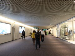 そんなわけで羽田空港に到着

JALの乗り継ぎで徳島へ行きます

降りる場所が搭乗口と同じフロアなので、第二ターミナルの乗り換えのように上の階への移動はありません

しかし、搭乗口が遠く結構歩きました