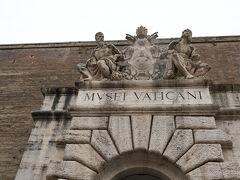 ヴァチカン美術館とは公式名が「教皇の記念物・博物館・ギャラリー」でいくつもの美術館や礼拝堂、ギャラリーなどを含む総称です。