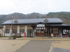 美濃太田駅から1時間22分乗車して
郡上八幡駅に来ました。

片道が1380円なので、
1日フリー乗車券2,700円を
購入しました。

その1日フリー乗車券ですが、
セブンイレブンで購入出来ます。

