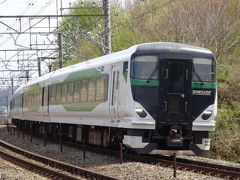河口湖へ向かう臨時特急が来た。5両の短編成のE257系。
インバウンド需要で、特に都心から富士山へ往く列車やバスに需要が集中しているので、この時期は臨時列車が平日でも運行している。