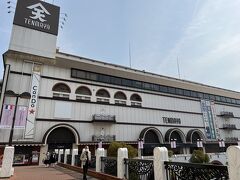 駅前にある天満屋百貨店ですが、設計者ははこれから見学に行く倉敷市庁舎と同じ、浦辺鎮太郎です。大きなアーチが特徴的で昭和レトロな感じがしますね。