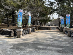 岡山県・倉敷市にある高梁川東西用水種取配水用水は倉敷駅からは離れた所にあ

り、倉敷駅からイオン行きのバスに乗って坂津公園にやってきました。

現在イオンが建っている場所も元はクラボウなどの工場だったそうです。

坂津公園を歩いて行くと・・