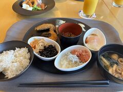 2階のガーデンコートで朝食をいただきます。
和食中心にしました。