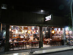 夕食をとりのポークリブの店「ワルン シェフ バグース」に来ました。

道路に面している開放的な店です。

ホテルからGrabBike（バイクタクシー）で約15分、料金はIDR12,400（124円）です。
この後もそうですが、バリ島は道が混んでいるので、大きな荷物が無く天候の心配がなければ二輪車の方が早いし、料金も安いです。