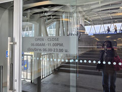 このビルを抜けるけど23時で閉まるよう…
帰り間に合うといいのですが…