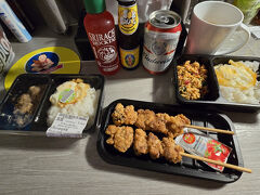 23時半頃ホテルのお部屋で夜食。

マックスバリューで買った鶏のガパオ弁当にから揚げ串を
食べて長い一日終了。
（お弁当35THBとかよく考えたら安い！）