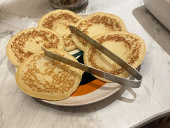 

1月19日、日曜日の朝になりました。

今朝のレジデンスインの朝食には、パンに加えて焼きたてパンケーキが登場しました。
週末の特別メニューのようです。

