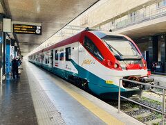ローマの宿を引き払い、地下鉄でテルミニ駅までやってきた。
このレオナルド・エクスプレスで空港へと向かう。