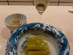 さて、夕食は旬菜いまりへ。ホテルからもすぐの場所です。

カヴァと蕗。
