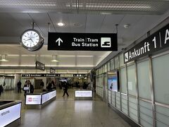 チューリッヒ空港に10分の早着。
Train / Tram の標記に従って進む。