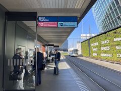 電停の安全地帯。ここにも一台 券売機あり。