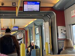 トラムで市内へ。　電車より時間を食うけど、こっちの方がなんとなく好きだ。