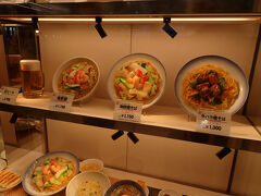 ほぼ定刻通りの伊丹空港着。
乗継時間でまたまた「５５１」で昼食にします。

今回はちょうど昼時で先日より並びました。