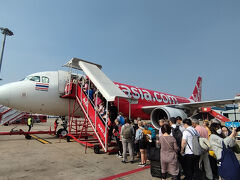 定刻にボーディングとなりました。沖止めのため、バスで移動しての搭乗となります。