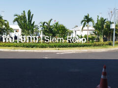 シャトルバスの時間があるので、ランディング後は、猛ダッシュ。
座席も、すぐの降車できるように、前の方にしておきました。
で、ほぼ一番乗りで、イミグレに到着し、
ネットで取得したビザのコピーと、デジタル入国カードを用意して、提出！
あっという間に、審査完了！
11時15分には、空港の外に出ました。
が、シャトルのドライバーが、自分の名前のカードを持って、待っているはずが、
居ません！そういえば、メールで送れるかもしれないと連絡がありました。
