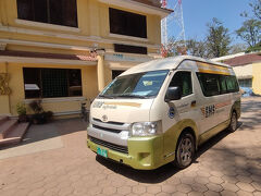 新しい空港、シャムリアップ・アンコールワット空港の周りは、
本当に何もありません。道路だけがキレイに整備されていますが、
周りはほぼ荒野という感じです。
約50分ほどで、郵便局前到着。シャトル料金は郵便局内で支払いです。
久しぶりのシェムリアップの街中です。
宿まで少し距離がありますが、
景色を楽しみながら、歩いて向かいます。