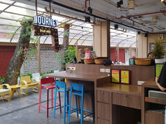 15分ほどで宿に到着。
チェックインは14時からとのことなので、荷物だけ置いて、
まずは、レンタサイクルを依頼。
ママチャリは1日3ドル、マウンテンバイクは1日5ドルとのこと。
もちろんマウンテンバイクをお願いしました。レンタルは、借りた時間から24時間計測なので、48時間、2日間借りることにしました。
ヘルメットも貸してくれ、いざ遺跡へGOです。