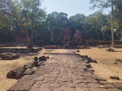 約1時間の走破で、たどり着いたのが、
プリア・コー寺院です。
カンボジアでも最古の寺院とされる遺跡です。
離れた場所にあるためか、遺跡見学者はかなり少なめで、
ゆったりと見学ができます。