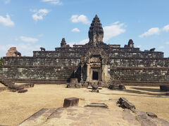 次は、バコン寺院。
このエリア最大級のピラミッド型の寺院です。
