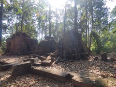 ロリュオス遺跡、最後は、
プラサット・プリー・モンティ。
いつの間には、舗装路は、あぜ道となり、
森の中へと入って行きます。
プラサット・プリー・モンティは、ほぼ、朽ち果てた状態で、
森の中にたたずんでいました。
こちらを訪れる人も少ないようですね。
さて、ロリュオス遺跡の見学は終了。
当初の予定では、この後にプノン・バケン寺院へ行って、
サンセットを見学しようと思っていたのですが、久しぶりのサイクリングで、
お尻が、痛くて、痛くて、
真っ二つに割れてしましました。って最初からか、、、
取りあえず、市内へ戻りながら、
決めようと思います。