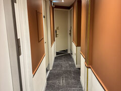 2/09日曜日
シャワーの後は朝食へ
廊下は狭い
キャスターが通る幅はある