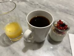 5時起き。
6時からラウンジが開くと聞いたのでコーヒーを頂きに寄りました。
朝食の準備中でした。ヨーグルトとオレンジジュースも頂きました。
6時半頃チェックアウトして空港に向かいます。
バス停は、来た時に降りたバス停ですが、行き先が反対方向なので道を渡って反対側のバス停。
スーツケーズを持っている人が何人もいました。
空港行きのバスも何種類かあるようで電光掲示板もありました。