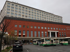 法隆寺を後にして、1時間弱だったと思いますが、奈良市内の今夜、明日と宿泊するホテル日航奈良に着きました。丁度右隣にJR奈良駅があり、こちらは駅の裏側になります。