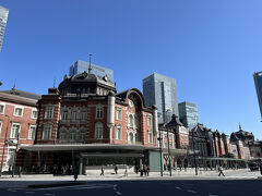 雲ひとつない青空の日の東京駅 赤レンガ駅舎。