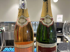 『JFK国際空港』『HORIZONS T7 LOUNGE』の
スパークリングワイン（2種類）の写真。

＜スパークリングワイン＞
〇 シャルル・ラフィット ブリュット・プレステージ
　 （Charles Lafitte Brut Prestige）

ポメリー、エドシック・モノポールなどのシャンパンでも知られている
ヴランケン・ポメリー・グループ傘下の「シャルル・ラフィット」が
生産するフランス産のスパークリングワイン。

＜ロゼスパークリングワイン＞
〇 シャルル・ラフィット ロゼ・ブリュット
　 （Charles Lafitte Rosé Brut）

「シャルル・ラフィット」が生産するフランス産の
ロゼスパークリングワイン。