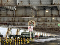 4/7 (月) 午前８時半過ぎ。気温4℃。小雨。

うちの近所のベーグル屋さんでランチを調達して出発。あいにくの小雨。ただいまハドソン川にかかるジョージワシントンブリッジ（通称GWB）を通過中。GWBは２階層です。私たちはこのトラックのいない下層の方をよく使います。眺めは上層の方がいいんですがね。渋滞もなくスイスイ渡れてホッとします。NYサイドからNJサイドへ渡る時は通行料金は発生しません。逆ルートのみ。常識的に往復するのが通常なので一回で往復分徴収という考え方？（多分）
