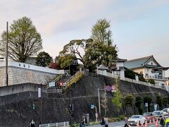 「青木橋」からの眺め。
神奈川宿のスポットの一つ、「本覚寺」。