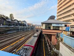 「青木橋」からの眺め。
「京急線神奈川駅」と線路。