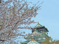 「太閤はんのお城」と親しみを込めて呼ばれる「大阪城」。
豊臣秀吉による築城から、大坂の陣、徳川による再建、明治期の陸軍拠点、昭和期の市民による天守復興など、歴史に翻弄されてきました。