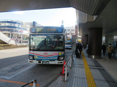京急久里浜駅まで歩いてバスに乗ります
実は私はまだ１月の体調不良をひきずっていて、歩くと息切れが激しく、みなさんがＪＲ久里浜駅で訓練電車などの写真を撮っている間、先にゆっくりと歩き始めていました。
でバス乗り場に着いたらいつの間にかみなさんに追い越されていました