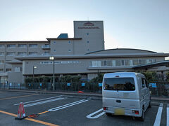 駐車可能サイズは３区画分（奥行5m×幅7.5m）と大きめ。スペース内では火気厳禁ではありますが、テーブルを出したりしてもいいとの口コミがありました。実際の利用に関しては念の為ホテルに確認してくださいm(_ _)m