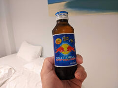 急いでホテルに戻って、
チェックアウトする前にレッドブルを飲んでから出発！、最初の目的地は宇宙っぽい天井が有名なワットパクナムです。
